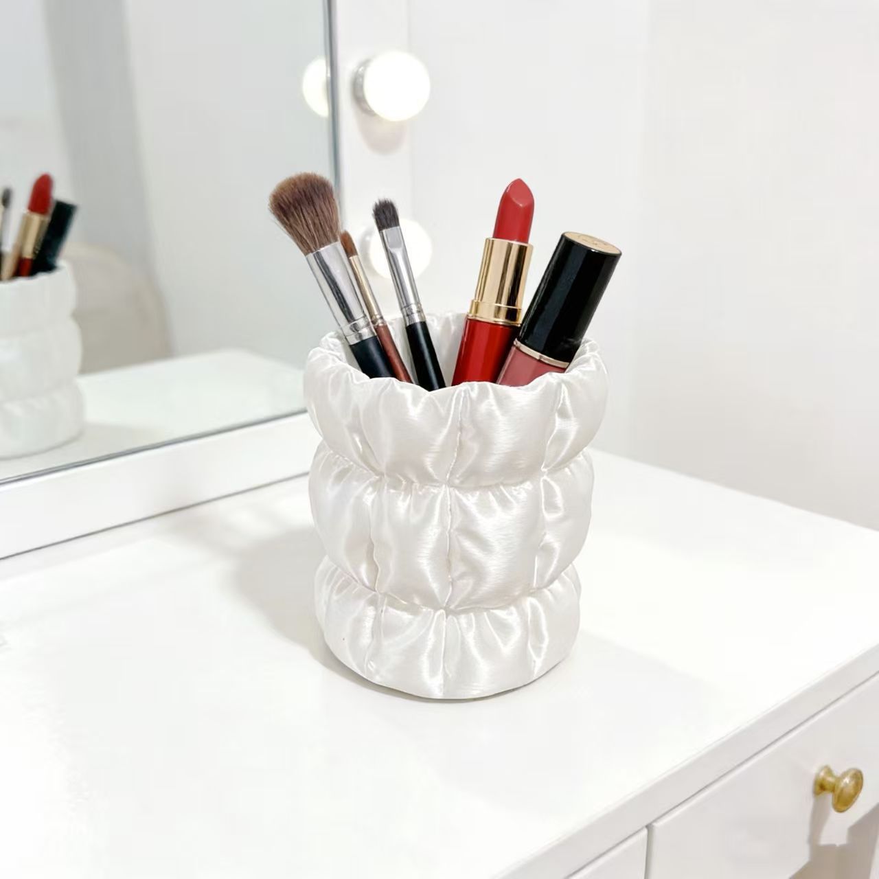 Satynowy pojemnik na pędzle do – Luxury Skincare And Makeup Brands recenzja i cena